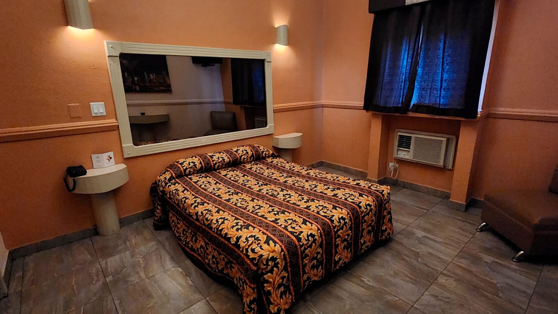 Habitación elegante con cama Queen Size en Hotel Alcynne